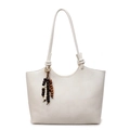 Borsa tote bianca in ecopelle con manico a nodo e ciondolo con nappe in perle di legno - Con Ciondolo / Bianco Sporco
