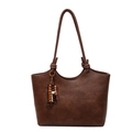 Borsa tote vintage in ecopelle marrone scuro con nappa in perline di legno e tracolla lunga - Con Ciondolo / Marrone