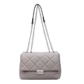 Borsa a tracolla grigio chiaro trapuntata con catena argento e chiusura in metallo - Grigio