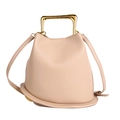 Elegante borsa a secchiello in pelle rosa nudo con manico dorato e tracolla sottile - Cachi