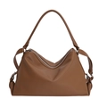 Bolso de hombro en cuero granulado marrón caramelo con forma de media luna y asa ancha - Marrón Caramelo