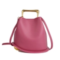 Borsa a secchiello fucsia con manico geometrico dorato e tracolla in pelle liscia - Rosa