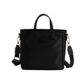 Bolso bucket de nailon negro con correa ancha y detalles metálicos dorados - Negro