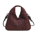 Dunkelrote Hobo-Handtasche mit Leopardenmuster in Wildlederoptik und schwarzem Schultergurt - Roter Leopardenprint