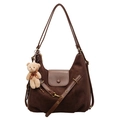 Sac hobo en daim marron avec charm ours en peluche et détail de boucle métallique - Avec Pendentif / Marron
