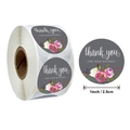 Rotolo di adesivi floreali thank you da 2,5cm per sigillare buste commerciali - Stile Floreale Viola su Sfondo Grigio Scuro (CR12)