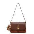 Vintage braune Umhängetasche mit gestepptem Muster und niedlichem Plüsch-Hundeanhänger - Tasche mit Anhänger / Braun