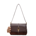 Dunkelbraune Vintage-Achseltasche mit Karosteppung und Plüschbär-Anhänger - Tasche mit Anhänger / Kaffeebraun