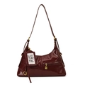 Borsa a spalla vintage bordeaux lucido con finiture dorate e ciondolo porta tessere - Rosso