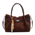 Dunkelbraune Schultertasche aus Wildlederimitat mit Drehverschluss und Perlenanhänger - Mit Anhänger / Kaffeebraun