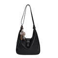 Bolso hobo negro de cuero sintético con hebilla plateada y detalle de colgante suave - Con Colgante / Negro