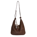Bolso hobo marrón caramelo en piel sintética con correa ajustable y pompón de peluche - Con Colgante / Marrón