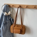 Bolso bowling vintage de gamuza marrón con costuras blancas y bolsillo frontal - Marrón Amarillento sin Colgante