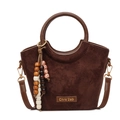 Bolso tipo cubo de ante marrón oscuro con asa redonda y colgante étnico de madera - café
