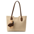 Minimalistische beige geflochtene Tragetasche mit braunen Henkeln und Bären-Anhänger - Mit Anhänger / Gebrochenes Weiß
