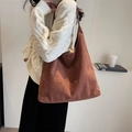 Retro-Shopper-Tasche aus Wildleder in Caramelbraun mit großem Hobo-Design und Tragegurt - Braun