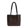 Große Shopper-Tasche mit Leopardenmuster, Wildleder-Optik und geflochtenen Henkeln - Braun