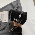 Elegante schwarze gesteppte Umhängetasche mit Silberkette und verstellbarer Metallkugel - Schwarz