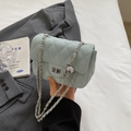 Hellblaue gesteppte Umhängetasche aus Leder mit Kettenriemen und Metallkugel-Versteller - Blau