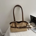 Bolso tote de ante color camello con correas de cuero marrón y detalles de ojales - Sin Colgante / Blanco Roto