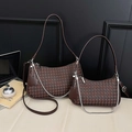 Braune geflochtene Halbmond-Tasche mit Silberkette und Leder-Bärenanhänger - Groß / Gewebt Kaffee