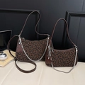Retro-Set aus Halbmond-Taschen mit Leopardenmuster, braunem Lederbesatz und Kette - Groß / Leopardenpunkt Kaffee
