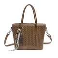 Braune gesteppte Eimertasche mit V-Nähten und dekorativem Anhänger im modernen Design - Khaki (Gesteppte Textur) / Khaki