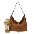 Braune Hobo-Tasche aus Wildleder-Geflecht mit süßem Löwen-Anhänger-Detail - Mit Anhänger / Braun