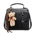 Retro-Rucksack aus schwarzem Wildlederimitat mit Bärenanhänger und Quastendetail - Schwarz