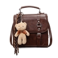 Dunkelbrauner Vintage-Wildlederrucksack mit Plüschbär-Anhänger und Zierschnallen - Braun
