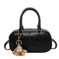 Elegante borsa Boston nera in similpelle con logo goffrato e ciondolo mostro di peluche - Nero