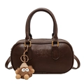 Borsa boston retrò marrone scuro con ciondolo a mostro e logo ARM ARM goffrato sul davanti - caffè