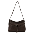 Minimalistische dunkelbraune Schultertasche mit Silberschnalle und eleganten Kurven - Kaffeebraun