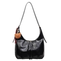 Borsa hobo nera lucida con ciondolo a forma di orsetto e nastro su sfondo bianco puro - Con Ciondolo / Nero