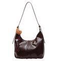 Borsa Hobo marrone scuro in pelle lucida con un simpatico ciondolo a orsetto - Con Ciondolo / Marrone
