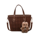 Dunkelbraune Wildleder-Eimertasche mit Rautensteppung, Lederriemen und Plüschhund-Anhänger - Mit Anhänger / Braun