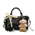Borsa vintage nera con borchie, nappe in pelle, fiocco di pizzo e ciondolo orsetto - Con Ciondolo / Nero