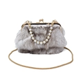 Sac coquille en fausse fourrure grise et blanche avec poignée perle et chaîne dorée - Blanc Cassé