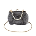 Sac coquille en fausse fourrure gris foncé avec poignée en perles et chaîne dorée - Gris