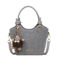 Sac seau gris avec gaufrage léopard et charm de sac monstre en peluche doux - Argent