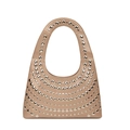Bolso de hombro media luna beige con remaches plateados y asa redonda hueca - Caqui
