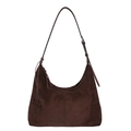 Makroaufnahme der dunkelbraunen Wildleder-Schultertasche mit verstellbarem Riemen und Textur - Braun
