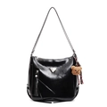 Borsa tote in pelle PU nera lucida con zip laterale e ciondolo a forma di orsetto - Con Ciondolo / Nero