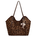 Großer Shopper mit Leopardenmuster, braunen Lederriemen und niedlichem Anhänger - Mit Anhänger / Leopardenmuster