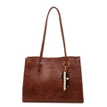 Braune Vintage-Shopper-Tasche mit Lychee-Struktur, Logo und Perlenanhänger-Detail - Ohne Anhänger / Braun