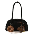 Schwarze matte Schultertasche mit weißen Kontrastnähten und modischen Plüschanhängern - Mit Anhänger / Schwarz