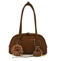 Braune Handtasche aus mattem Leder mit Kontrastnaht und verspieltem Anhänger - Mit Anhänger / Braun