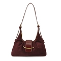 Bolso tote de ante granate y piel con una elegante hebilla metálica dorada de media luna - Burdeos