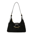 Bolso hobo negro para el hombro con adorno dorado y correa ajustable elegante - Negro