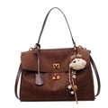Bolso tote retro de ante marrón oscuro con hebillas doradas y colgante de peluche - Café Con Amuletos